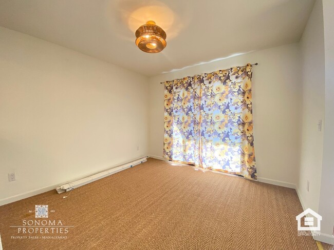 Building Photo - Ground Floor Condo on Sonoma's East Side