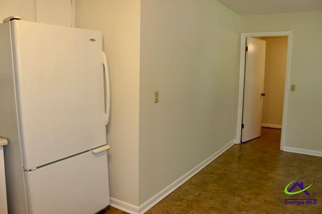Building Photo - 1004 Ridge Cir S