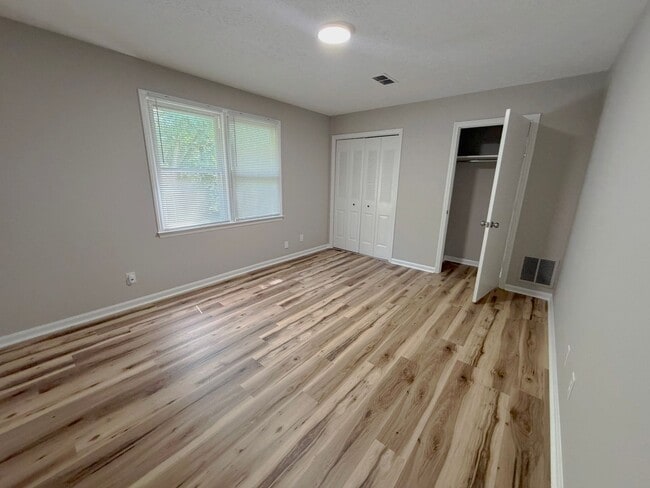 Building Photo - Freshly Renovated Townhome 3 Bed, 1.5 Bath