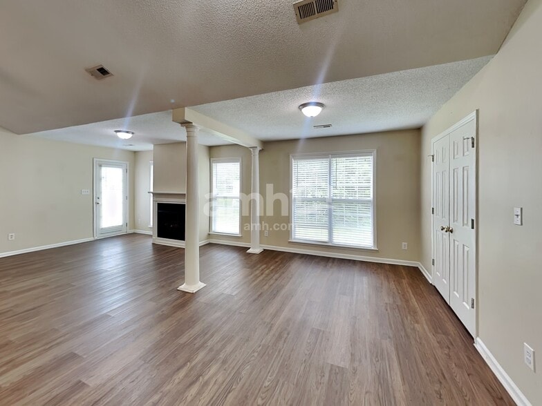 Building Photo - 4902 Hunters Bluff Dr
