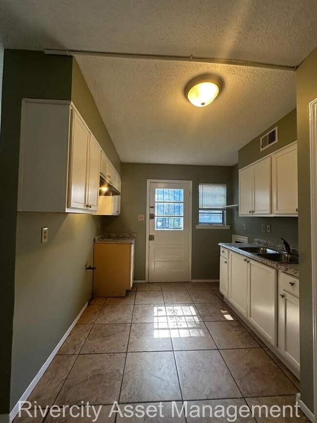 Building Photo - Charming Duplex Near University of Memphis!!!!! HABLAMOS ESPANOL!!!!!!!!