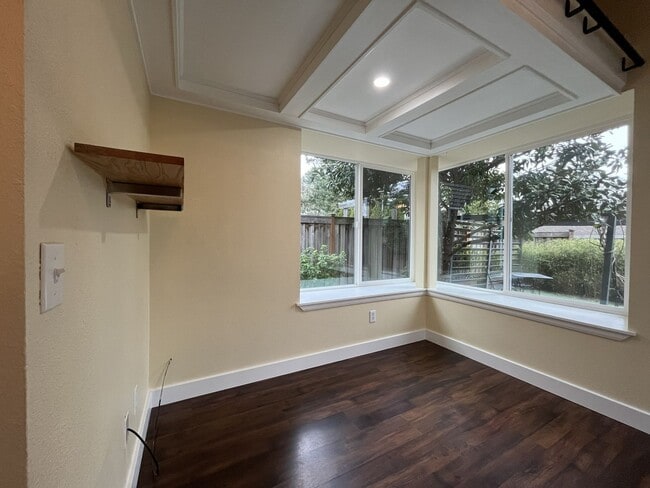 Building Photo - Stunning Lake Oswego Home with Outdoor Retreat, Vaulted Ceilings & Walk-In Closet
