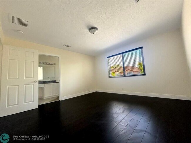 Building Photo - 3118 Coral Ridge Dr
