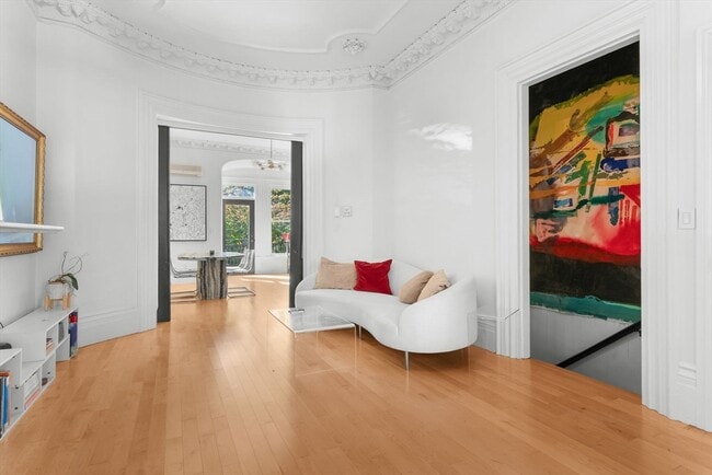 Building Photo - 18 Concord Square