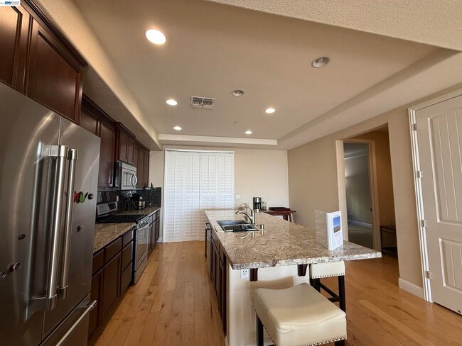 Building Photo - 6492 Bayview Dr