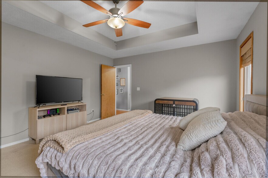 Master bedroom - 3668 W El Castile St
