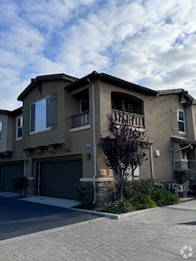 Building Photo - Beautiful 2 Bedroom, 2 Bathroom Oxnard Con...