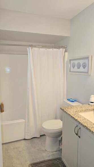 Building Photo - 670 Nobles St