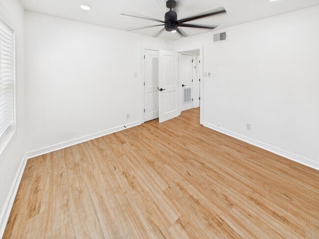 Building Photo - 607 Foch St