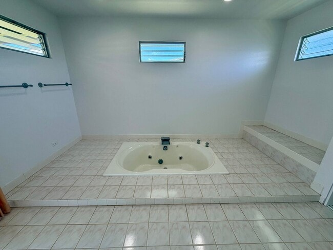 Building Photo - Newly Renovated 5BR/2BA Home – Move-In Ready in Pearl City