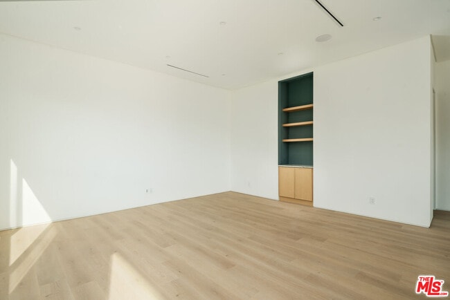 Building Photo - 1931 Sunset Plaza Dr