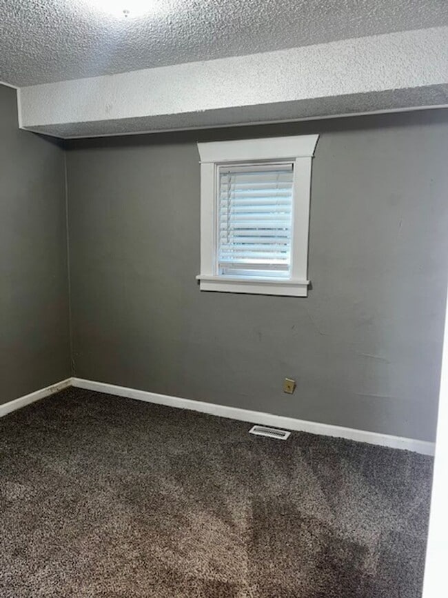 Building Photo - **Free October Rent** 2 Bed 1 Bath Unit Av...