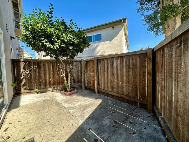 Building Photo - Beautiful 3 Bedroom 2 Bath Condo in Point Loma w/Three Private Patios