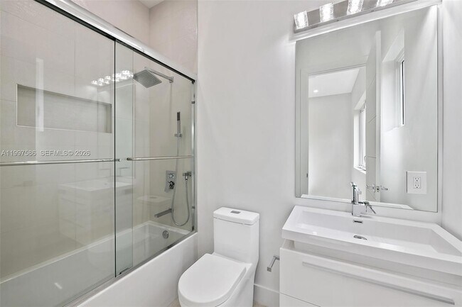 Building Photo - 1615 NE 3rd Ct