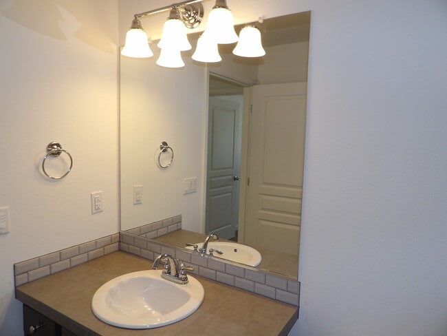 Building Photo - Beautiful Home!  Close to Downtown Hillsboro!