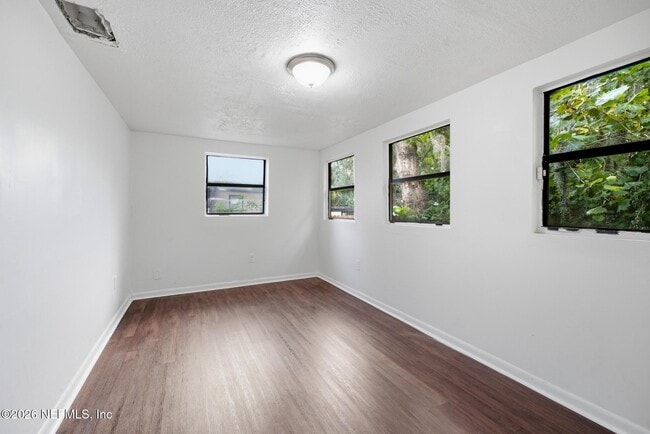 Building Photo - 920 George Cir