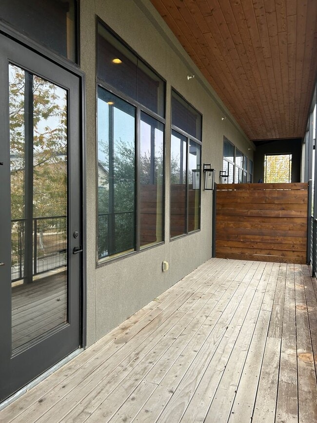 Building Photo - Town Creek CONDO! Large Balcony / Fridge, Washer, Dryer Included / Garage / NBISD