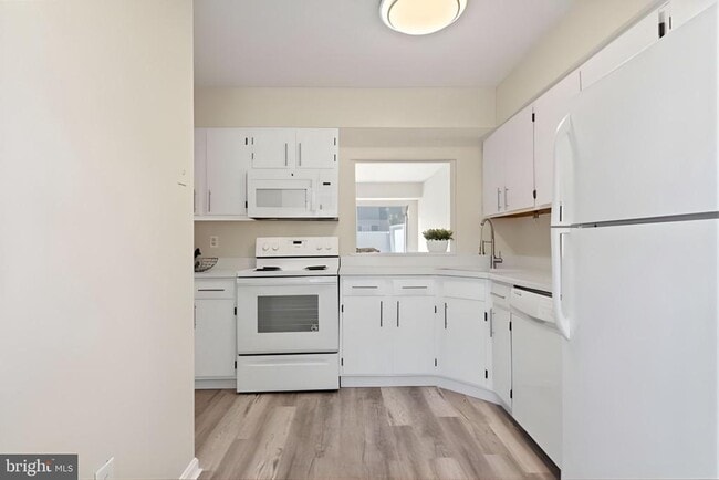 Building Photo - 107 St Charles Square