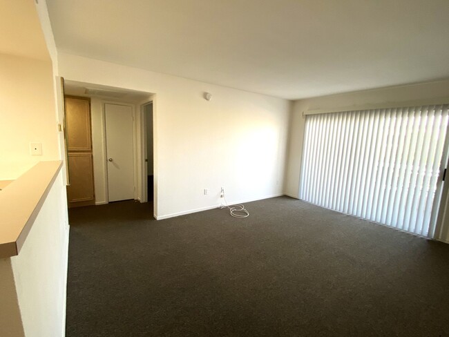 Building Photo - 1 Bedroom Condo - Russell/Buffalo