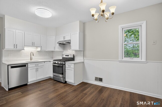 Building Photo - 95 Parrott Ave