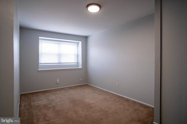 Building Photo - 933 Elm Rd