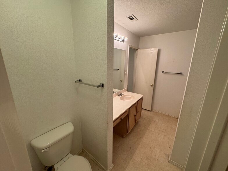 Master Bath - 1814 McNeely St