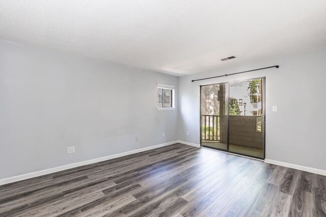 Building Photo - One Bedroom Condo With GREAT Location!