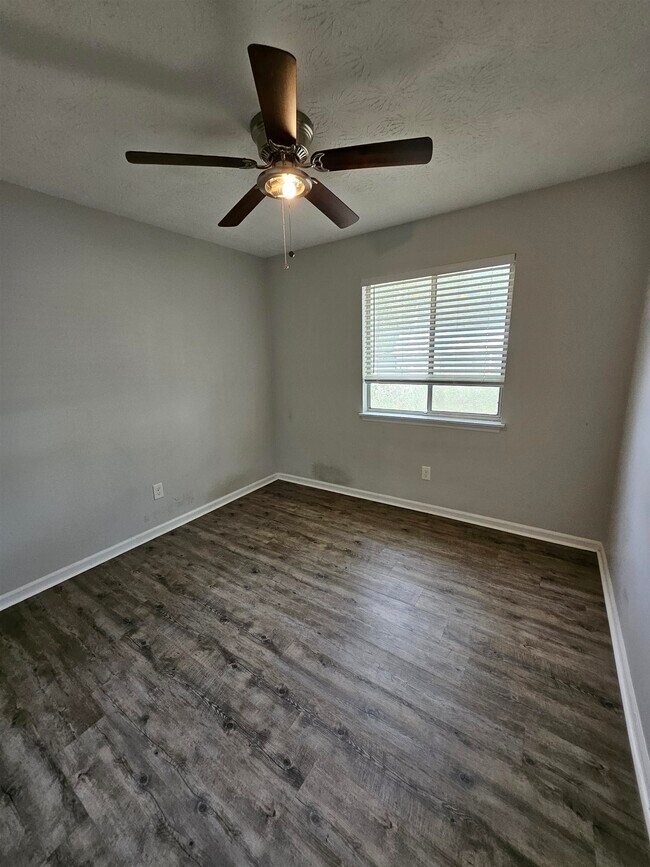 Building Photo - 3235 Springdale Dr