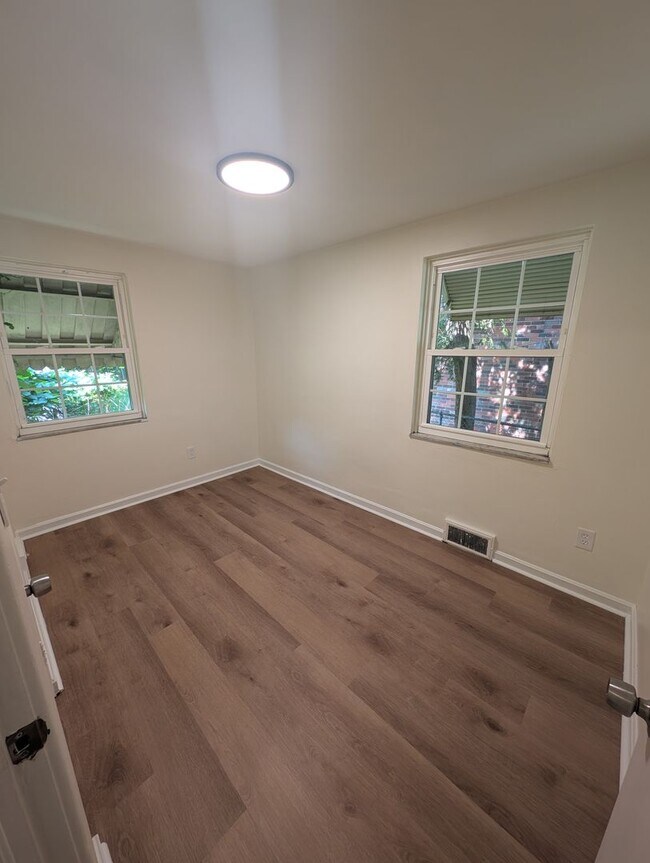 Building Photo - Newly Renovated 2Bd/2Bath Home with Bonus Room -- Available NOW!