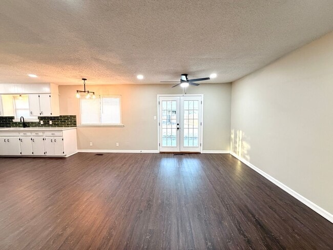 Building Photo - Newly Remodeled 3/2 Jenks Home