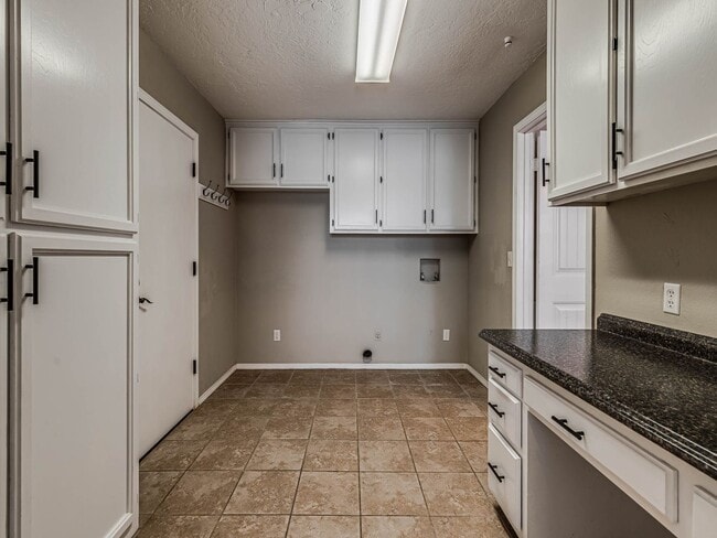 Building Photo - Beautiful 3 bedroom home in the heart of Coweta!