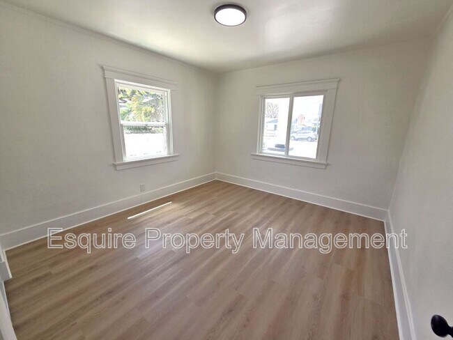 Building Photo - 514 S Seaward Ave