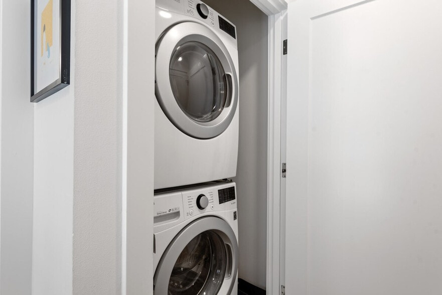 Building Photo - 422 10th Ave E