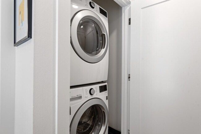 Building Photo - 422 10th Ave E