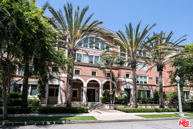 Building Photo - 6241 Crescent Park W