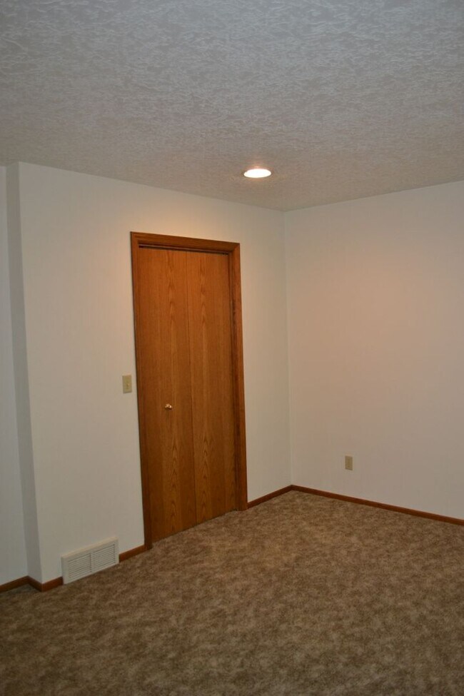 Building Photo - BEAUTIFUL 3 BEDROOM 3 BATH HOUSE LOCATED IN SOUTH SALEM