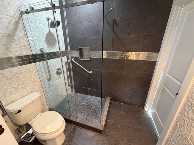 Building Photo - Spacious Home in Desirable SW Roanoke Location