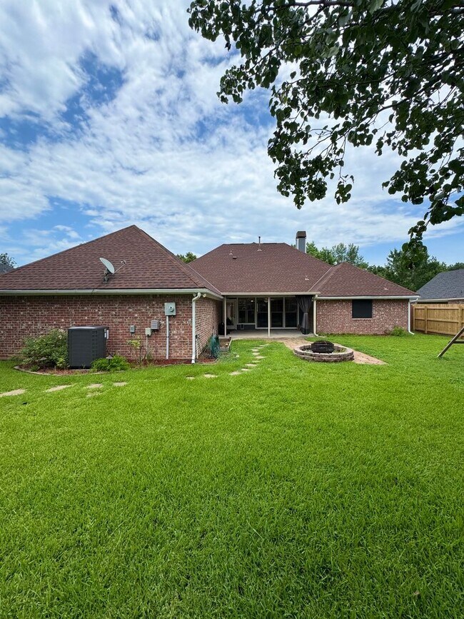 Building Photo - Bayou Bend Home!