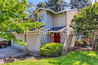 Building Photo - Lovely End unit of a triplex with garage