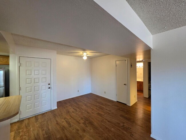 Building Photo - 540 N May