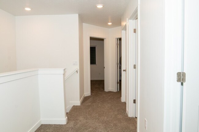 Building Photo - 977 Jack Dr