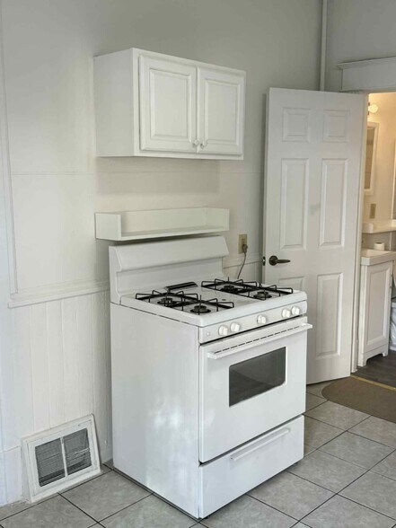 Building Photo - 585 Case Ave