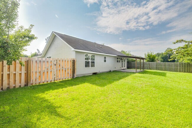 Building Photo - Move-In Ready 3-Bedroom Home with Fenced Backyard in Guyton!