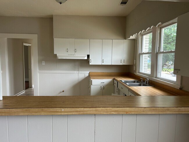Building Photo - 4 BR 2 bath
