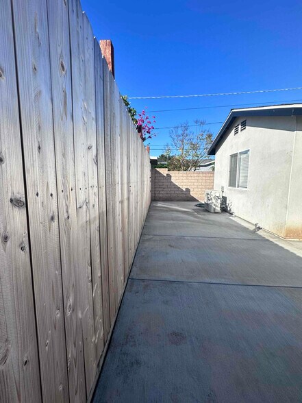 Building Photo - 14768 San Fernando Mission Blvd