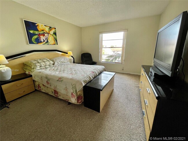 Building Photo - 8005 Lake Dr