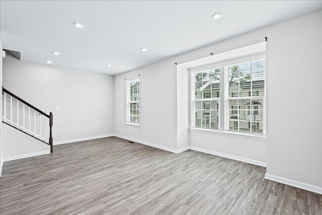 Building Photo - Elegant Townhome Close to I-95 and Downtow...
