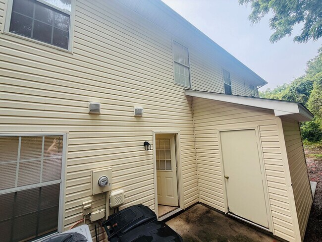 Building Photo - 882 Patrick Henry Dr