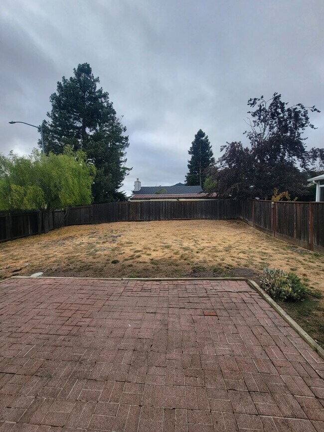 Building Photo - 3 Bedroom 2.5 Bath Corner Lot
