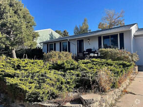 Building Photo - 808 Gigi St